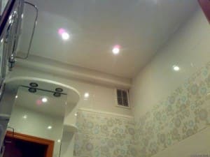 Оформление потолка в ванной комнате